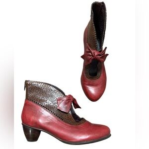 Community size 38 (7.5) NWOT Red and Brown bow mini heel leather boots